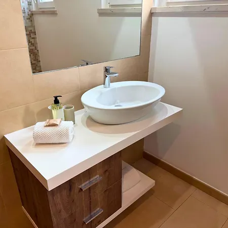Pine Tree Seaside 500m To Apartman *
