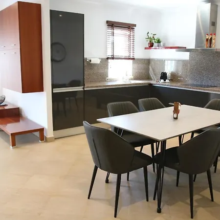 Pine Tree Seaside Apartments 500M To Beach