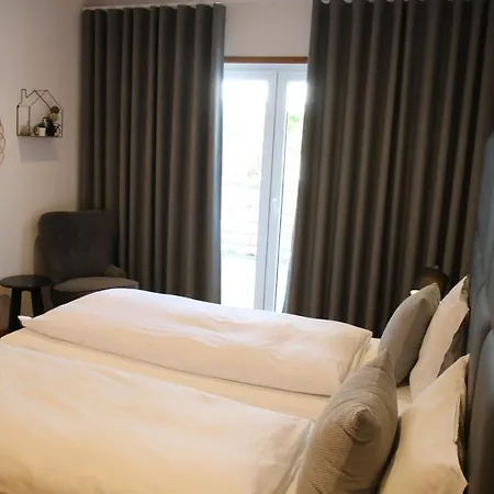 Апартаменты Pine Tree Seaside Apartments 500M To Beach *